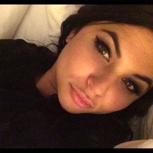 Meet your Posher, Larisa